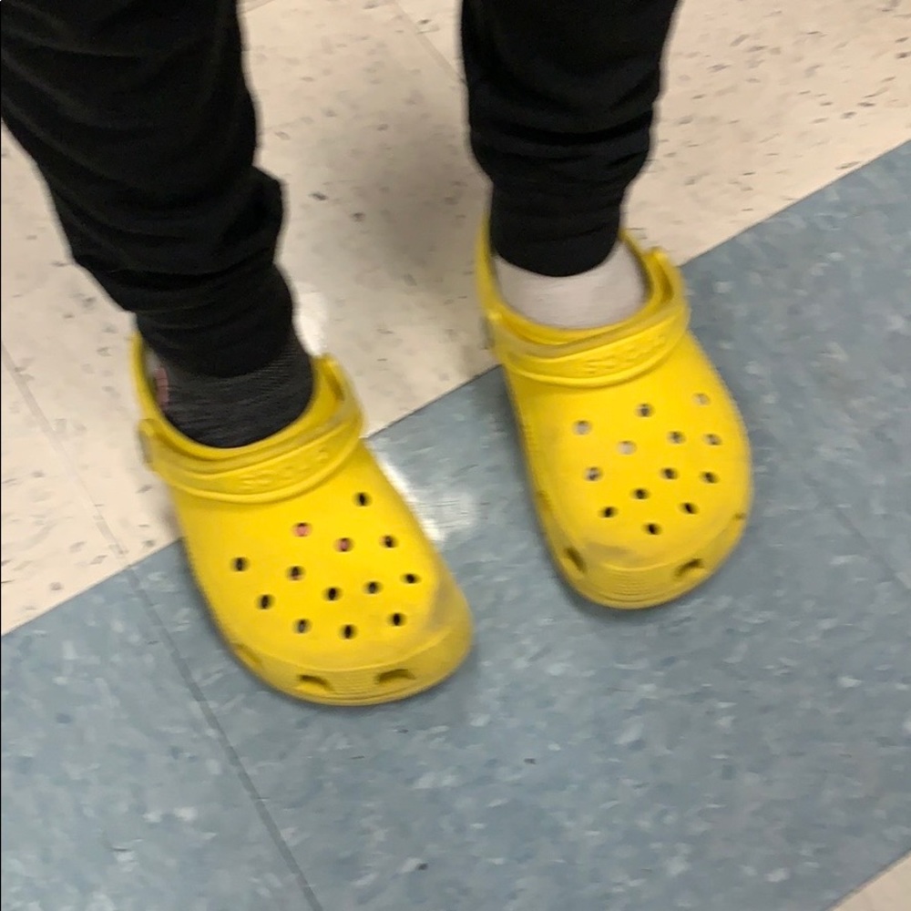 crocs jaune
